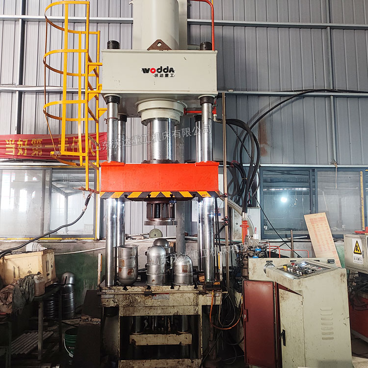 315吨不锈钢内胆拉伸机现场